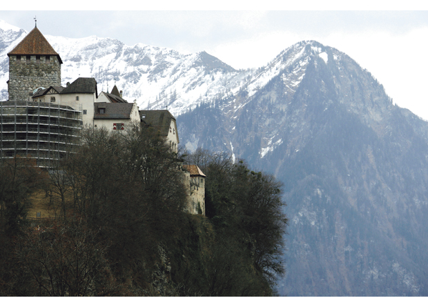 Figur 13.5 Liechtenstein er en av Norges nærmeste allierte i europapolitikken. Liechtenstein er en av Europas minste stater og ligger inneklemt mellom Sveits og Østerrike. Fyrstens slott ligger i hovedstaden Vaduz.
