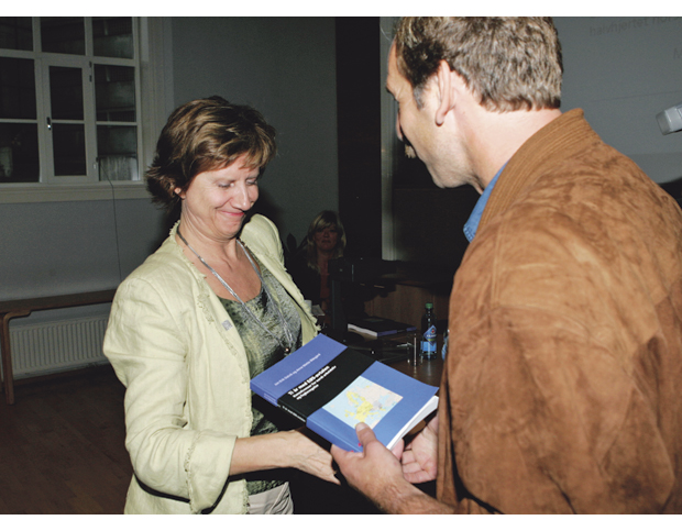 Figur 16.6 I 2004 fikk LO-leder Gerd-Liv Valla overlevert en rapport fra Fafo om «Ti år med EØS-avtalen. Konsekvenser for norsk arbeidsliv og fagbevegelse» av Jon Erik Dølvik.