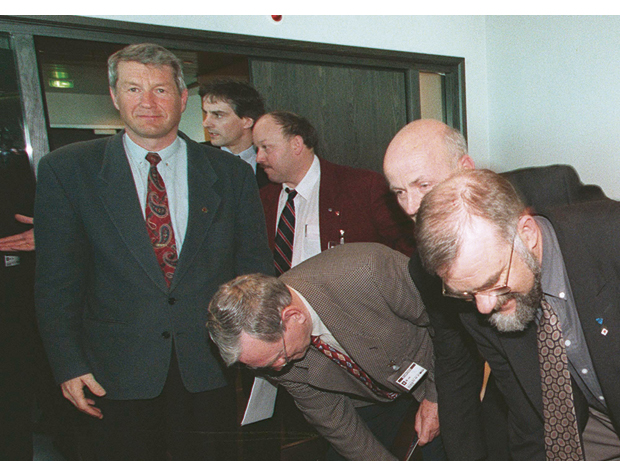 Figur 18.3 Vinteren 1997 mottok statsminister Torbjørn Jagland en delegasjon av ordførere fra Kyst-Norge (Austevoll, Bømlo, Frøya og Hitra) som kom for å gi sitt syn på EUs forslag om å innføre straffetoll på norsk oppdrettslaks. 
