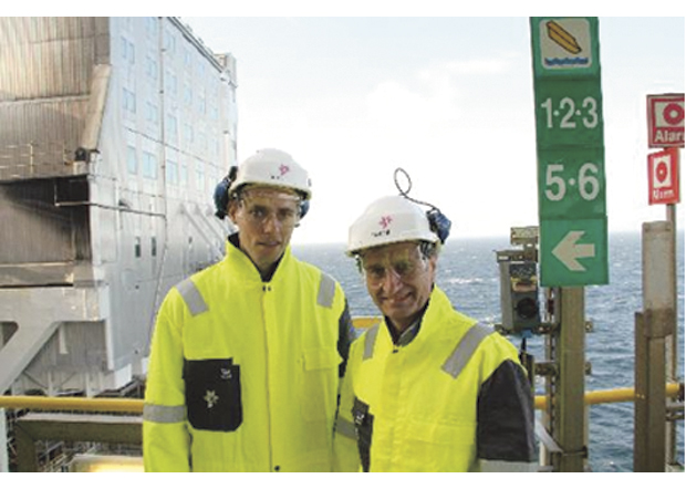 Figur 19.3 EUs energikommissær Günther Oettinger og olje-og energiminister Ola Borten Moe under besøk på Troll A-plattformen oktober 2011.