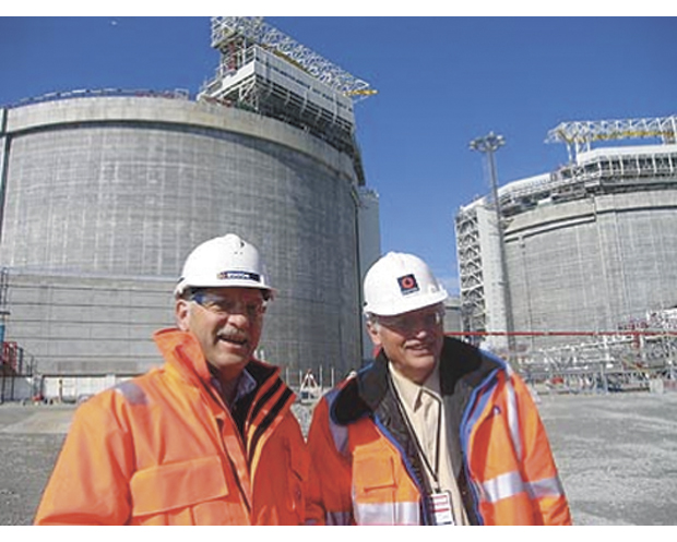 Figur 19.4 I 2006 inviterte næringsminister Odd Eriksen visepresidenten i Kommisjonen, Günter Verheugen, til å se byggingen av Snøhvit-anlegget for flytende gass (LNG) på Melkøya ved Hammerfest. Energi i nordområdene var det sentrale temaet under samtalene.