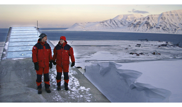 Figur 19.6 I 2008 åpnet presidenten i Kommisjonen José Manuel Barroso og Jens Stoltenberg sammen «dommedagshvelvet» i Frøbanken på Svalbard, og diskuterte også blant annet klimapolitikk. Her på taket av Frøbanken.