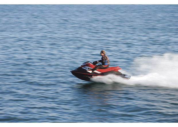 Figur 19.8 Det norske forbudet mot å kjøre med vannscooter er begrunnet i miljøhensyn, men har i de senere år vært under angrep på EU/EØS-rettslig grunnlag i en rekke saker, der argumentet er at et totalforbud er uforholdsmessig strengt.