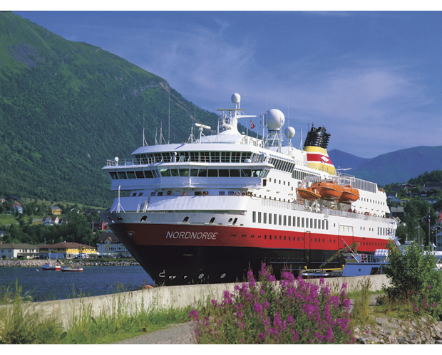 Figur 20.1 Staten kjøper hvert år samferdselstjenester av Hurtigruten for store summer, men kombinasjonen av allmenne transporttjenester og kommersiell cruisedrift gjør at det har skapt en rekke vanskelige statsstøttesaker. Her Hurtigruten MS Nordnorge ved kai, Ørnes, Nordland 2007. 