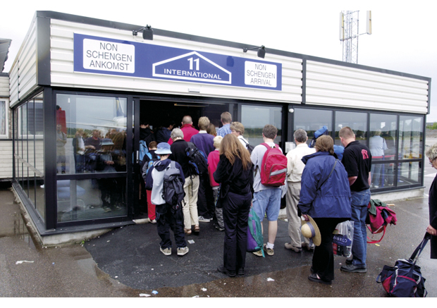 Figur 20.2 Forskjellen mellom «Schengen arrival» og «Non-Schengen arrival» har etter 2000 for mange nordmenn blitt et av de mest synlige tegnene på tilknytningen til EU. Her fra Ryanairs flygninger til og fra Storbritannia (Non-Schengen) fra Torp flyplass 2002. 