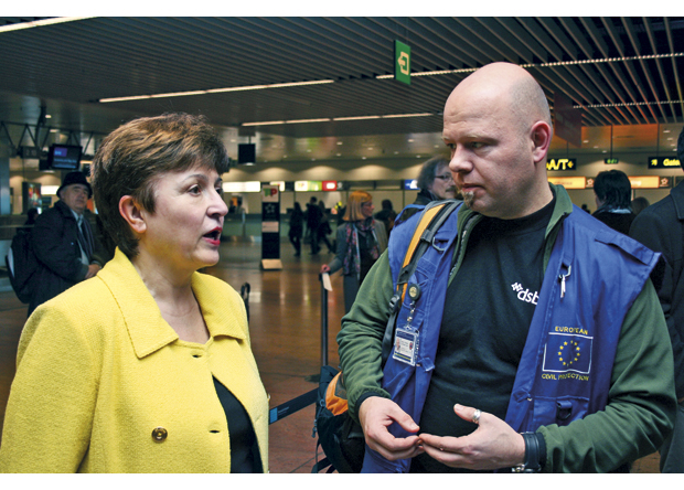 Figur 20.3 EU-kommissær Kristalina Georgieva tar avskjed med norske Ørjan Karlsson fra Direktoratet for samfunnssikkerhet og beredskap (DSB) som i mars 2011 dro til Japan som del av EUs sivile beredskapsteam for å bistå i katastrofearbeidet. Norge har lenge vært tett tilknyttet EUs samordningsmekanismer for sivil beredskap og krisehåndtering. 