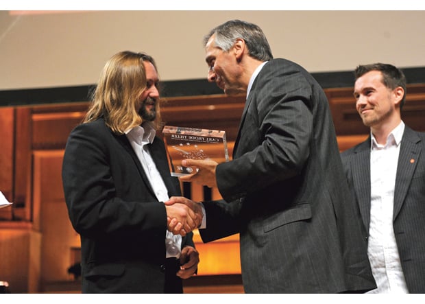 Figur 20.4 I september 2009 delte EUs kulturkommissær Ján Figel for første gang ut EUs nye Litteraturpris. En av vinnerne var norske Carl Frode Tiller for romanen Innsirkling. 