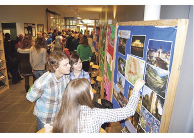 Figur 20.6 Høgskulen i Volda har tatt imot en lang rekke studenter under EU-programmet ERASMUS. Her fra standen til de rumenske studentene i Volda. 