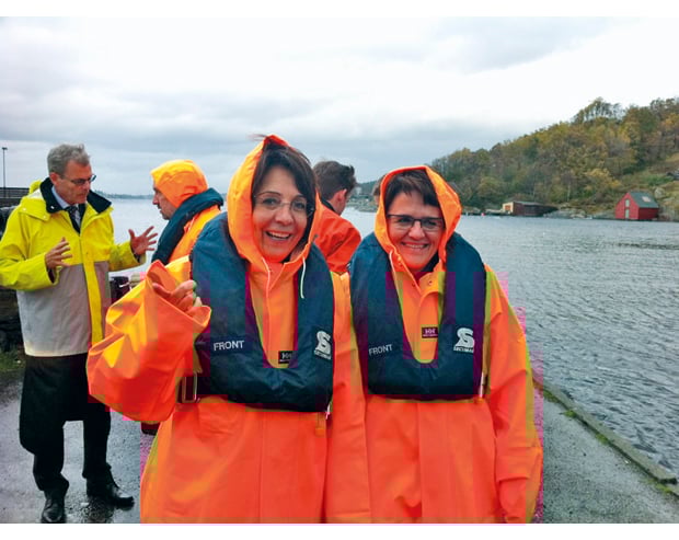 Figur 21.11 Fiskeri- og kystminister Lisbeth Berg-Hansen fikk i oktober 2011 besøk av EUs fiskerikommissær Maria Damanaki. Under møtet i Bergen diskuterte de EUs felles fiskeripolitikk, handel med sjømat og forvaltning av felles bestander. Etterpå var det fisketur.
