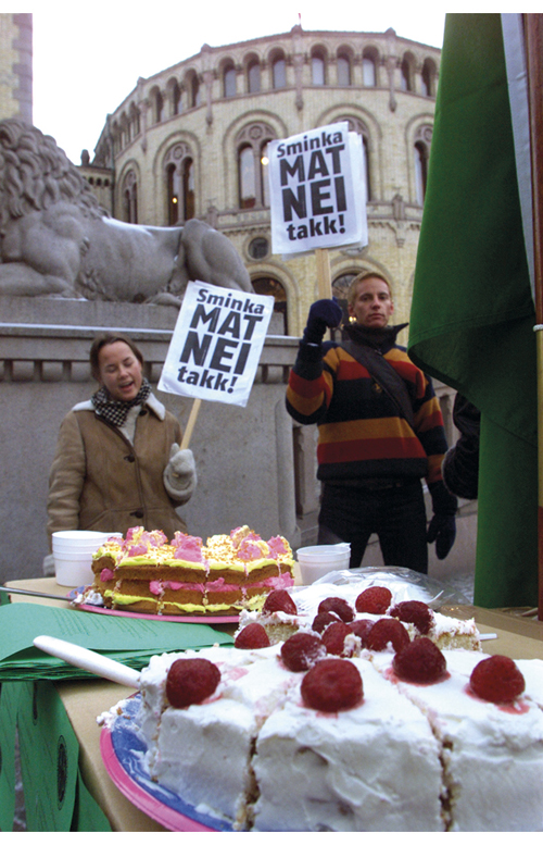 Figur 21.2 I 2001 vedtok Stortinget å innføre de tre såkalte «matsminkedirektivene» i EØS-avtalen. Senterungdommen protesterte ved å dele ut usminket kake utenfor.