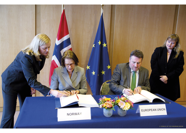 Figur 21.3 Ambassadør Oda Sletnes undertegner en avtale med EU om utvidet handel med landbruksprodukter etter EØS artikkel 19 i april 2011.