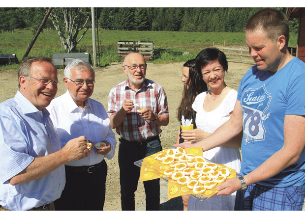 Figur 21.4 Etter nye krav fra EU skal norske høns ikke lenger leve i små bur. Egg fra frittgående høns vil variere i størrelse, farge og konsistens. Her tester landbruksminister Lars Peder Brekk (t.v.) og EU-kommissær John Dalli egg med doble plommer hos gårdbrukerparet Tonje Rygh og Bjørn Arne Skoglund i Vesterålen sommeren 2011. 