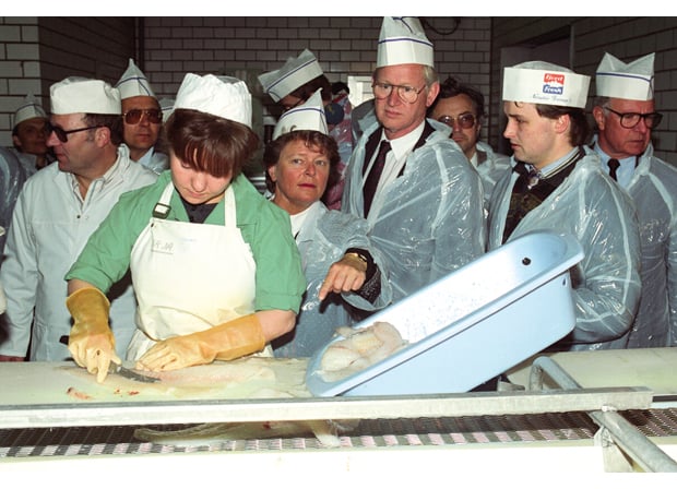 Figur 21.7 Kommisjonær Frans Andriessen besøker et fiskemottak i Båtsfjord i Finnmark sammen med statsminister Gro Harlem Brundtland under EØS-forhandlingene våren 1991. 