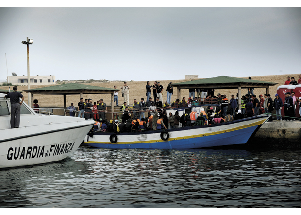 Figur 22.3 Gjennom Schengen-avtalen er Norge en del av EUs felles yttergrensekontroll. Våren 2011 kom det et stort antall flyktninger til Schengen-området fra Nord-Afrika. Her har en båt med flyktninger fra Libya ankommet den vesle italienske øya Lampedusa. 