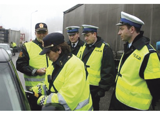 Figur 22.5 Gjennom Schengen-avtalen deltar Norge i EUs samarbeid om grensekontroll, og gjennom EØS-midlene er det også gitt tilskudd til opprusting av grensestasjoner i en rekke nye Schengen-land i Øst-Europa, blant annet grensestasjonen i Terespol mellom Polen og Hviterussland. Her samarbeid mellom polske og norske betjenter. 