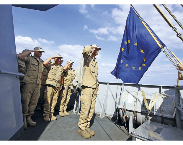 Figur 23.1 Onsdag 13. januar 2010 ble EU-flagget firt på akterdekket av den norske fregatten KNM Fridtjof Nansen, som i et halvt år hadde deltatt i EU-operasjonen ATALANTA mot somaliske pirater i Adenbukten.