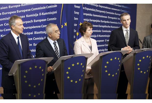 Figur 23.5 EU blir en stadig viktigere utenrikspolitisk aktør, og dette søker Norge å tilpasse seg. Som leder for giverlandsgruppen for palestinerne har Norge hatt tett kontakt med EU om utviklingen av de palestinske områdene. Her fra et møte i april 2011.