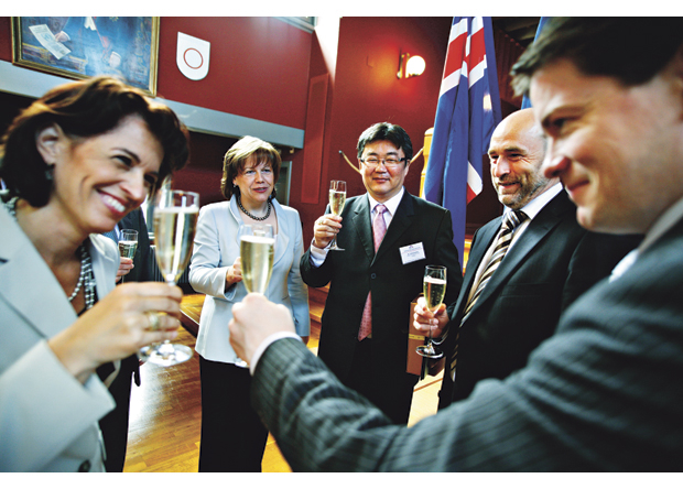 Figur 23.7 EFTA-statene inngår en frihandelsavtale med Mongolia juli 2007 i Vaduz i Liechtenstein. Fra venstre økonominister Doris Leuthard fra Sveits, Liechtensteins utenriksminister Rita Kieber-Beck, Mongolias industriminister Tserengiin Davaadorj, Norges næringsminister Dag Terje Andersen og Islands handelsminister Bjørgvin Sigurdsson.