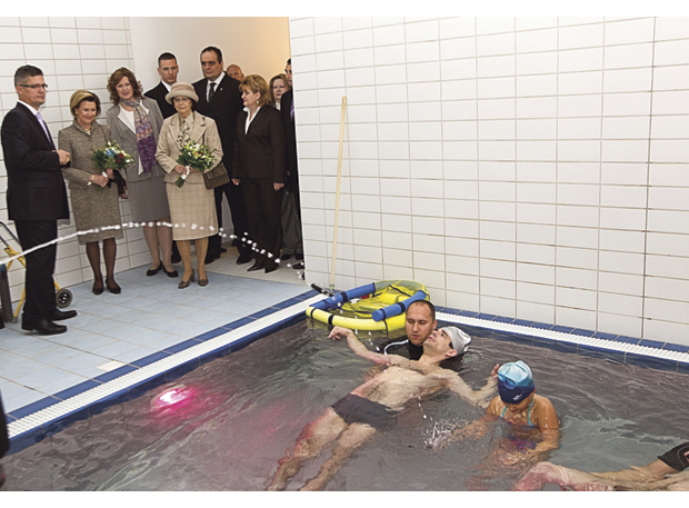 Figur 24.5 Dronning Sonja og presidentfrue Silvia Gasparovicová ser på hvordan ting legges til rette for handikappede barn ved Gaudeamus-senteret for funksjonshemmede barn i Bratislava i Slovakia i oktober 2010. Institusjonenes basseng er finansiert med EØS-midler.