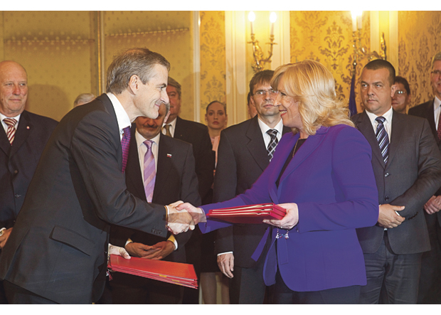 Figur 24.7 Norge og Slovakia er enige om fordelingen av EØS-midlene. Den formelle avtalen ble undertegnet av utenriksminister Jonas Gahr Støre og Slovakias statsminister Iveta Radicová i Bratislava i oktober 2010, med Kong Harald til stede. 