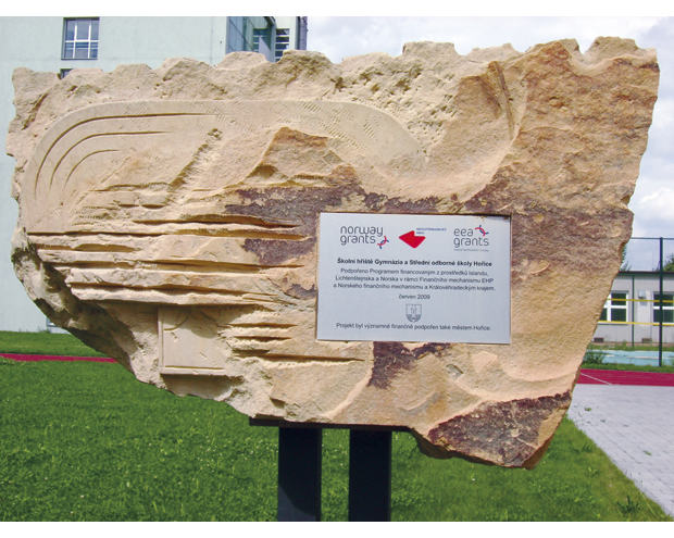 Figur 24.9 Plakat utenfor en ungdomsskole i den tsjekkiske byen Horice, der det gjennom EØS-midlene og «Norway grants» er gitt tilskudd til bedre infrastruktur for kroppsøving.