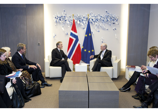Figur 27.2 For Norge er det ansett viktig å ha løpende kontakt med EU på høyt politisk nivå. Her fra et møte mellom utenriksminister Støre og president i Det europeiske råd, Herman van Rompuy i november 2011, der temaet blant annet var den pågående finanskrisen i Europa.