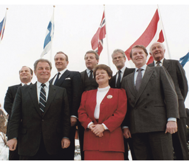 Figur 4.2 EFTA-landene svarte raskt på EUs initiativ. Ved møtet i Oslo i mars 1989 erklærte EFTA-landene at de var villige til å innlede et omfattende samarbeid mellom EF og EFTA. Her er alle statsministrene for EFTA-statene. Norge hadde formannskapet i EFTA. Statsminister Gro Harlem Brundtland står i midten.