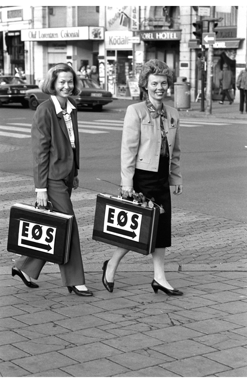 Figur 6.1 Tidligere handelsminister Kaci Kullmann Five (H) (til venstre) og handelsminister Eldrid Nordbø (Ap) sammen på vei til Stortinget i 1990.