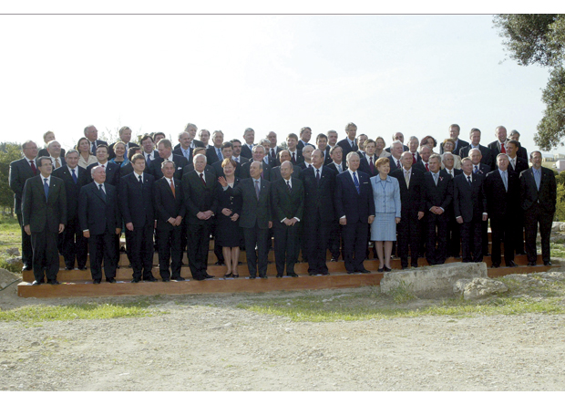 Figur 6.2 I april 2003 møttes statslederne og utenriksministrene i de daværende og fremtidige EU-statene i Athen for å signere avtalen om utvidelse av EU med 10 nye medlemsland.