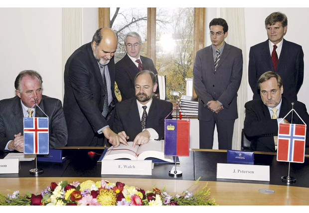 Figur 6.3 Etter at EU hadde vedtatt utvidelse med 10 nye medlemsland, møttes utenriksministrene for de tre EFTA-statene i Vaduz i november 2003 for å signere en avtale som åpnet for tilsvarende utvidelse av EØS-avtalen. Til høyre Norges utenriksminister Jan Petersen.