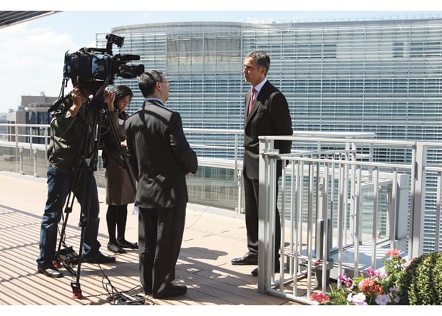 Figur 8.3 Statsminister Jens Stoltenberg møter pressen på taket av Det norske hus, i bakgrunnen ser vi Kommisjonens bygning.