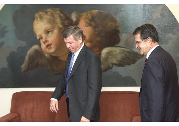 Figur 9.2 Statsminister Kjell Magne Bondevik møter Kommisjonens president Romano Prodi i februar 2004. 