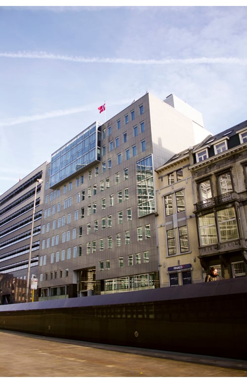 Figur 9.8 Det norske hus ligger rett over gaten for EUs hovedkvarter. Vi ser at Kommisjonens fasade speiles i vinduene på bygningen. 