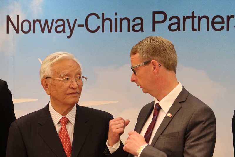 Olje- og energiminister Terje Søviknes sammen med formann i Beijing Energy Club, Zhang Guobao (t.v.). (foto: OBE/OED)