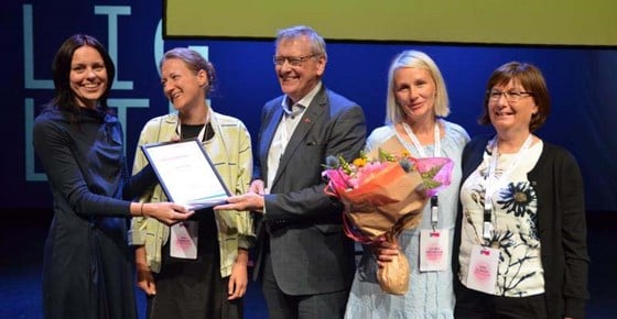 Fjorårets vinnere fra Træna kommune, sammen med KMDs statssekretær Aase Marthe Horrigmo.