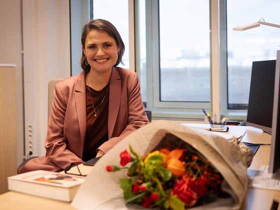 Kunnskapsminister Kari Nessa Nordtun sitter ved pulten sin