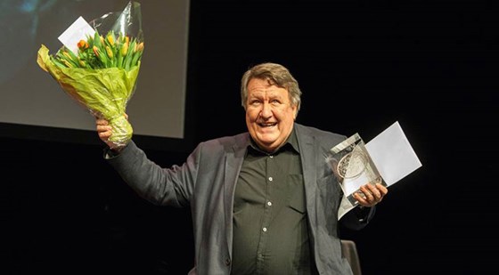 Sverre Lunde med blomster og pokal som synlig bevis på at han er årets by:larmer. Foto: Ole Kristian Eklund, by:Larm