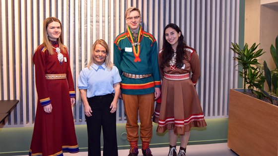 De samiske veiviserene møtte i dag landbruks- og matministeren, fra v: Ane Malene Nordeng, landbruks- og matminister Sandra Borch, Nathaniel Holan Larsen, Ida Emilie Marakatt Lindseth.