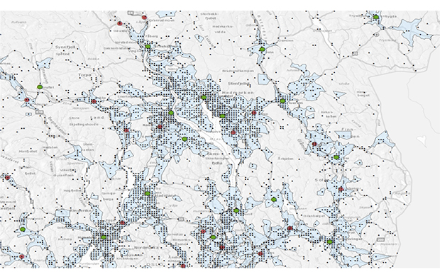 Figur 12.31 Eksempel på resultat fra modellering av patruljesoner (blå felter) og tjenestesteder (grønne sirkler), basert på prioriterte hendelser (sorte prikker). Eksisterende tjenestesteder som ikke er videreført er markert som røde sirkler.