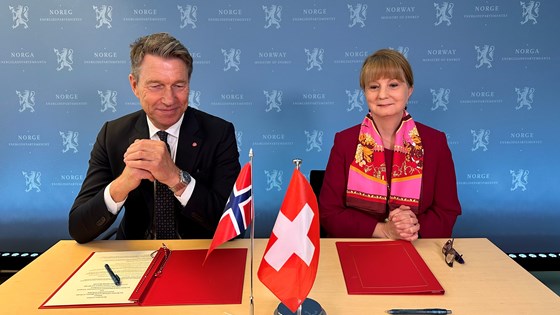 Energiminister Terje Aasland  og Sveits sin ambassadør til Norge,Nathalie Marti  signerer intensjonsavtalen
