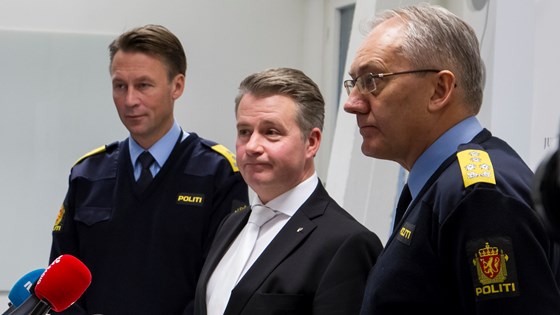 Justis- og beredskapsminister Per-Willy Amundsen flankert av politimester Steven Hasseldal og politidirektør Odd Reidar Humlegård.