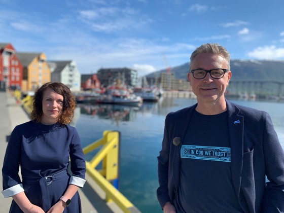 Utvalgsleder sammen med statsråd Odd Emil Ingebrigtsen