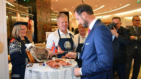 Hans Kongelige Høyhet Kronprins Håkon besøkte Fenalår fra Norges butikkstand i Paris i går