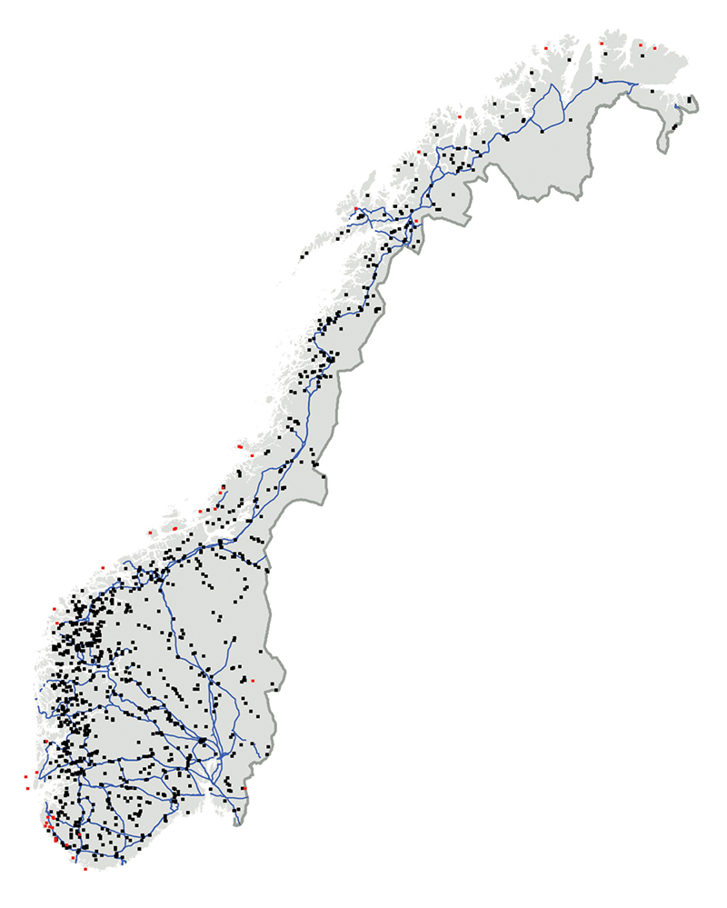 Figur 5.8 Vannkraftverk (svart prikk), vindkraftverk (rød prikk) og sentralnett (blå linjer) i Norge
