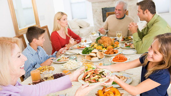 Familie spiser middag.