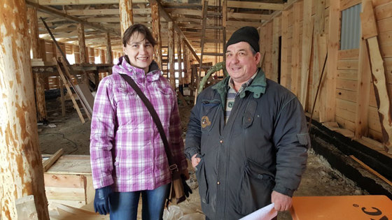 Befaring hos Viktor Matvievish som bygger nytt fjøs i tre.