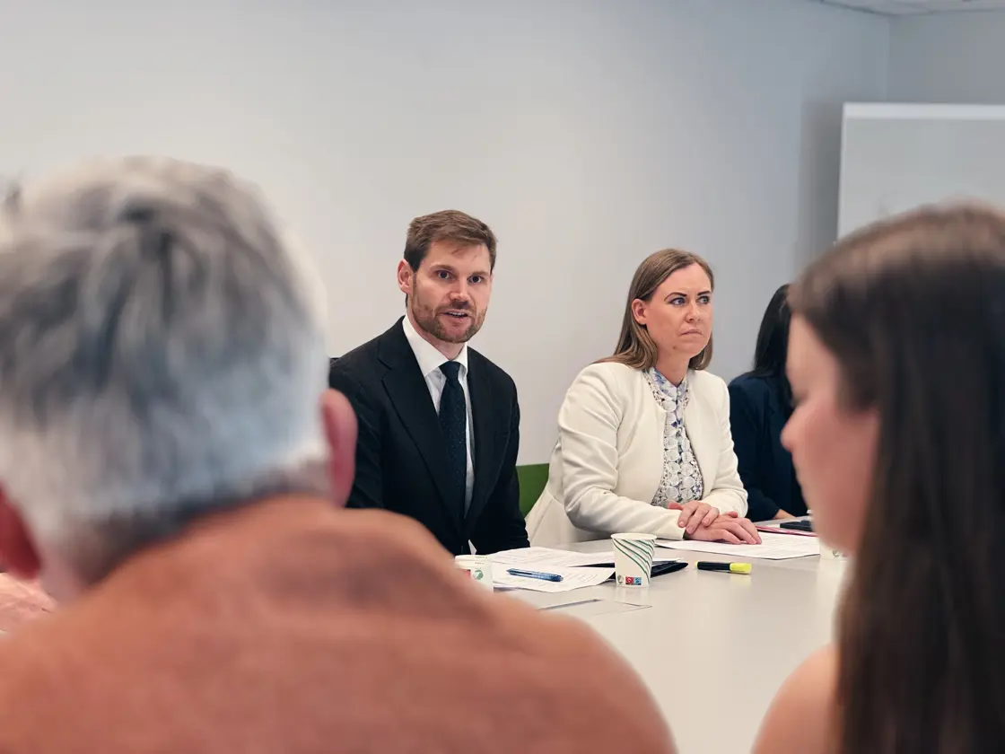 Landbruks- og matministeren og barne- og familieministeren i møte med hestenæringen.