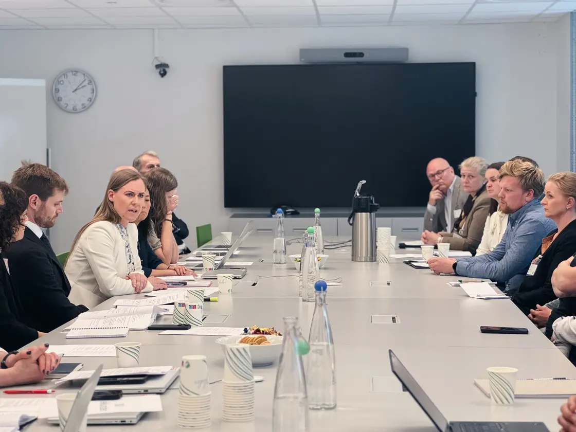 Landbruks- og matministeren og barne- og familieministeren i møte med hestenæringen.