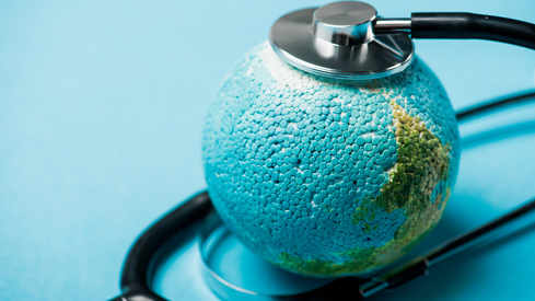 Illustrasjonsfoto som viser en globus og et stetoskop