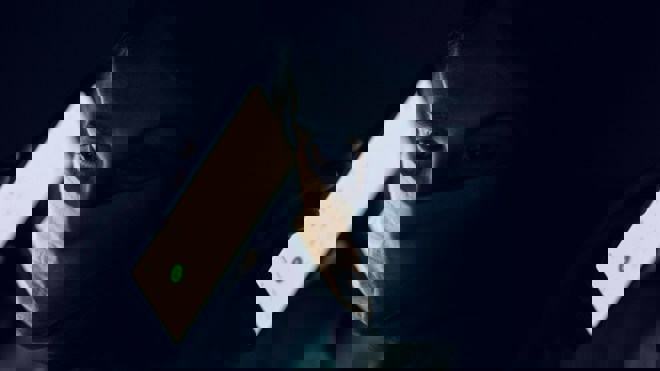 mann med mobil og maske